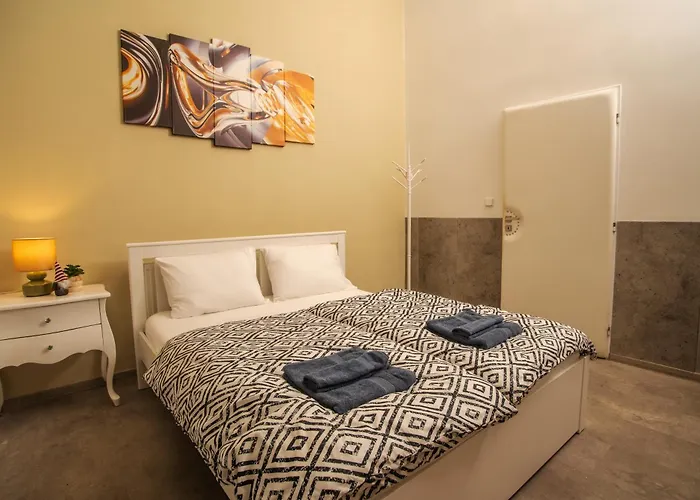Grand Apartment Near Dancing House